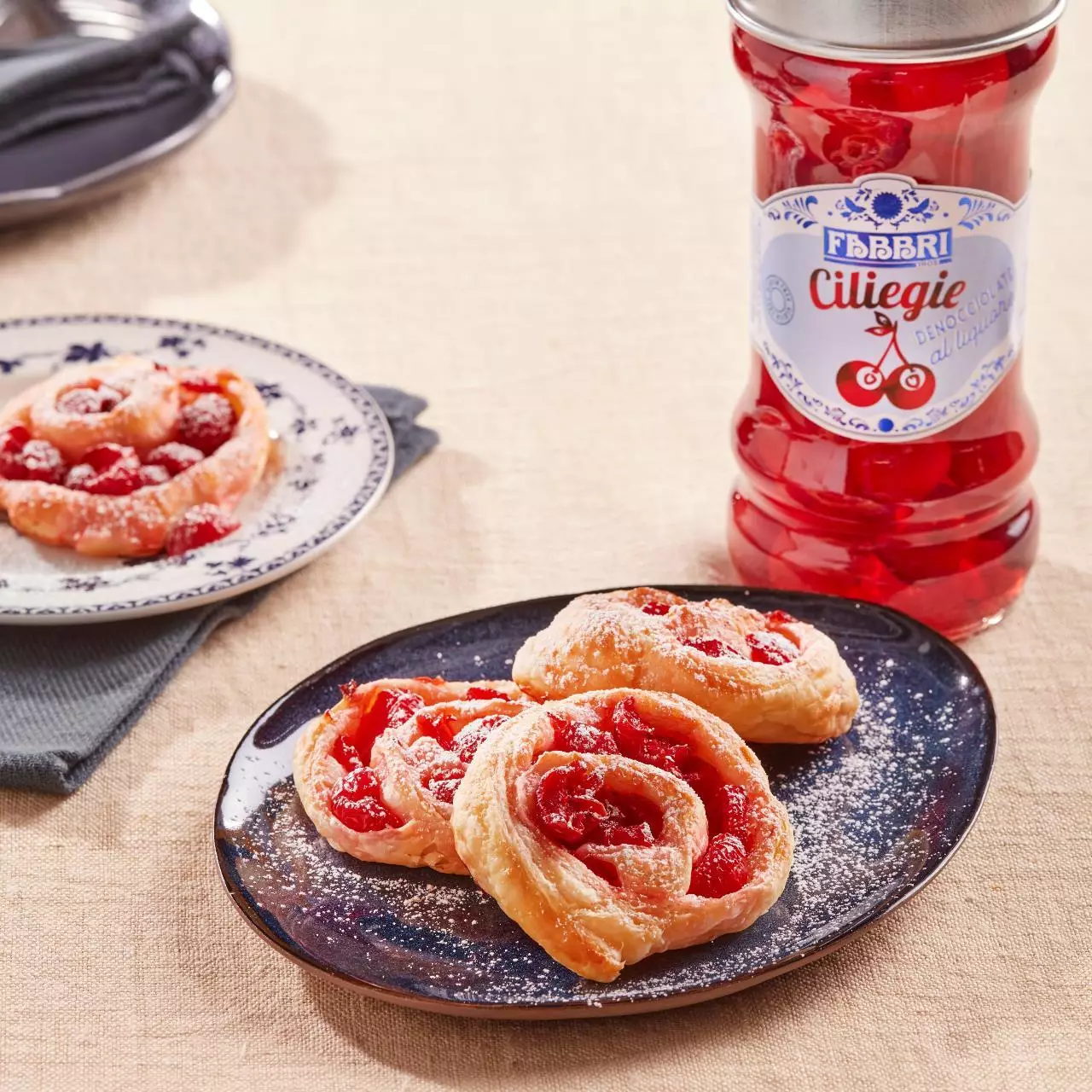 Blätterteigröllchen mit Fabbri-Kirschen in Likör
