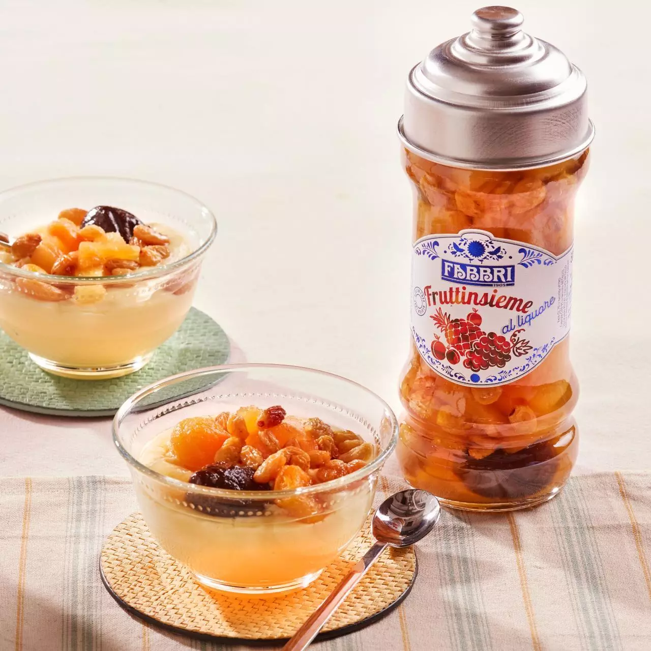 Vanillesoße in einer Tasse mit Fruttinsieme Fabbri