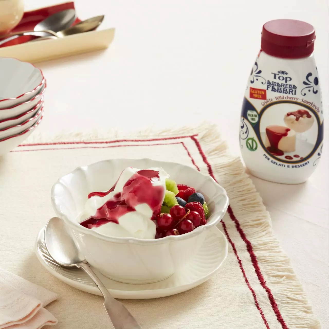 Joghurtbecher mit frischem Obst und Topping Amarena Fabbri