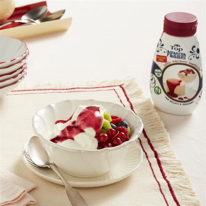 Joghurtbecher mit frischem Obst und Topping Amarena Fabbri