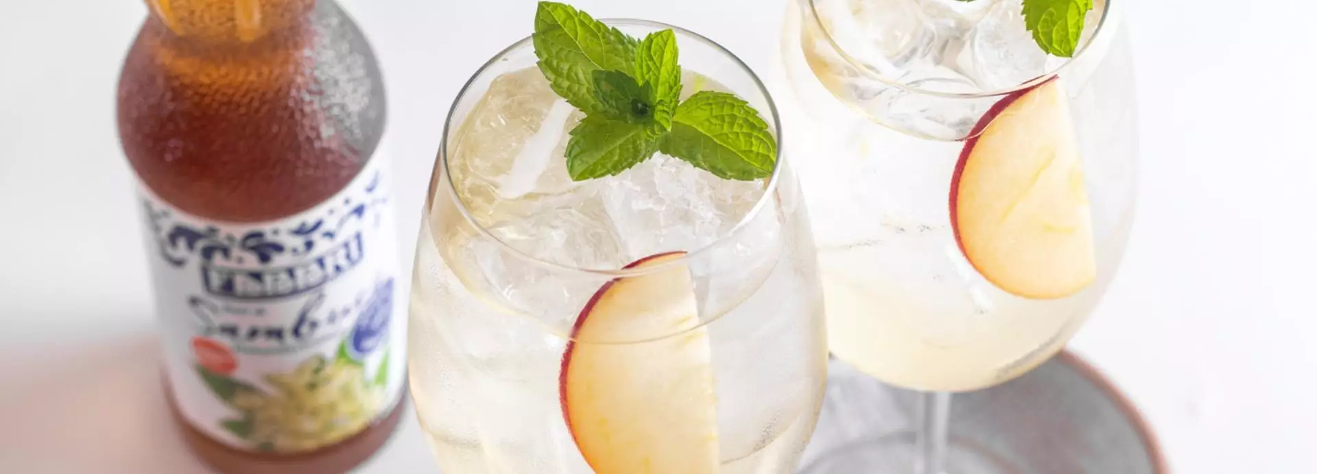 Beeindrucken Sie Ihre Gäste mit einem Aperitif mit unverwechselbarem Geschmack und bereiten Sie einen Spritz Hugo mit Fabbri Holunderblütensirup zu!