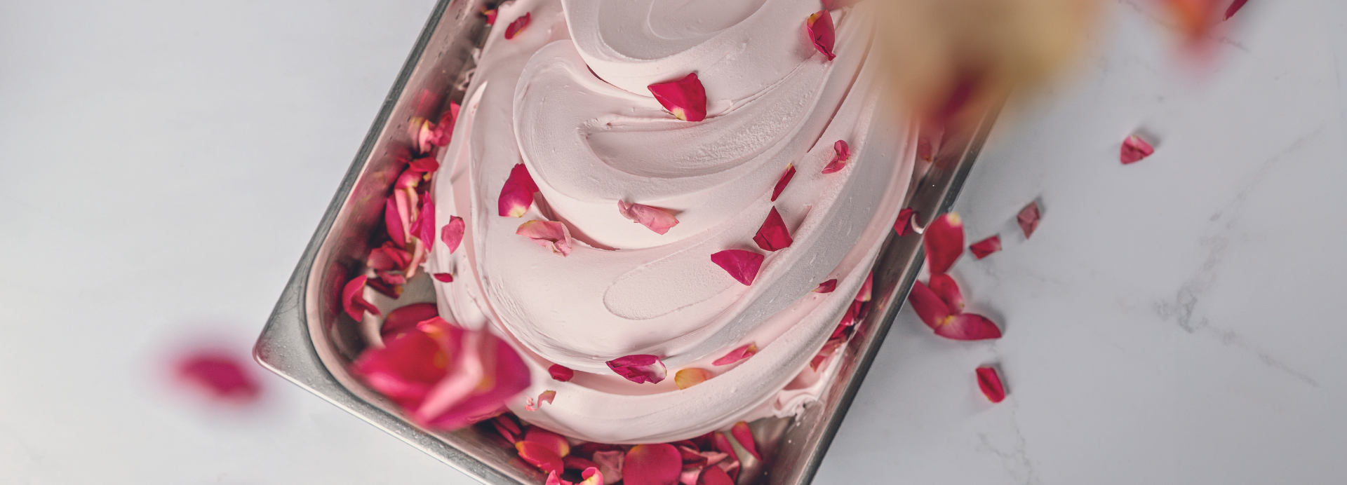 Die Delipaste Rose macht Ihre Kreationen zu einem genussvollen Erlebnis für (fast) alle Sinne. Stellen Sie sie sofort auf die Probe!