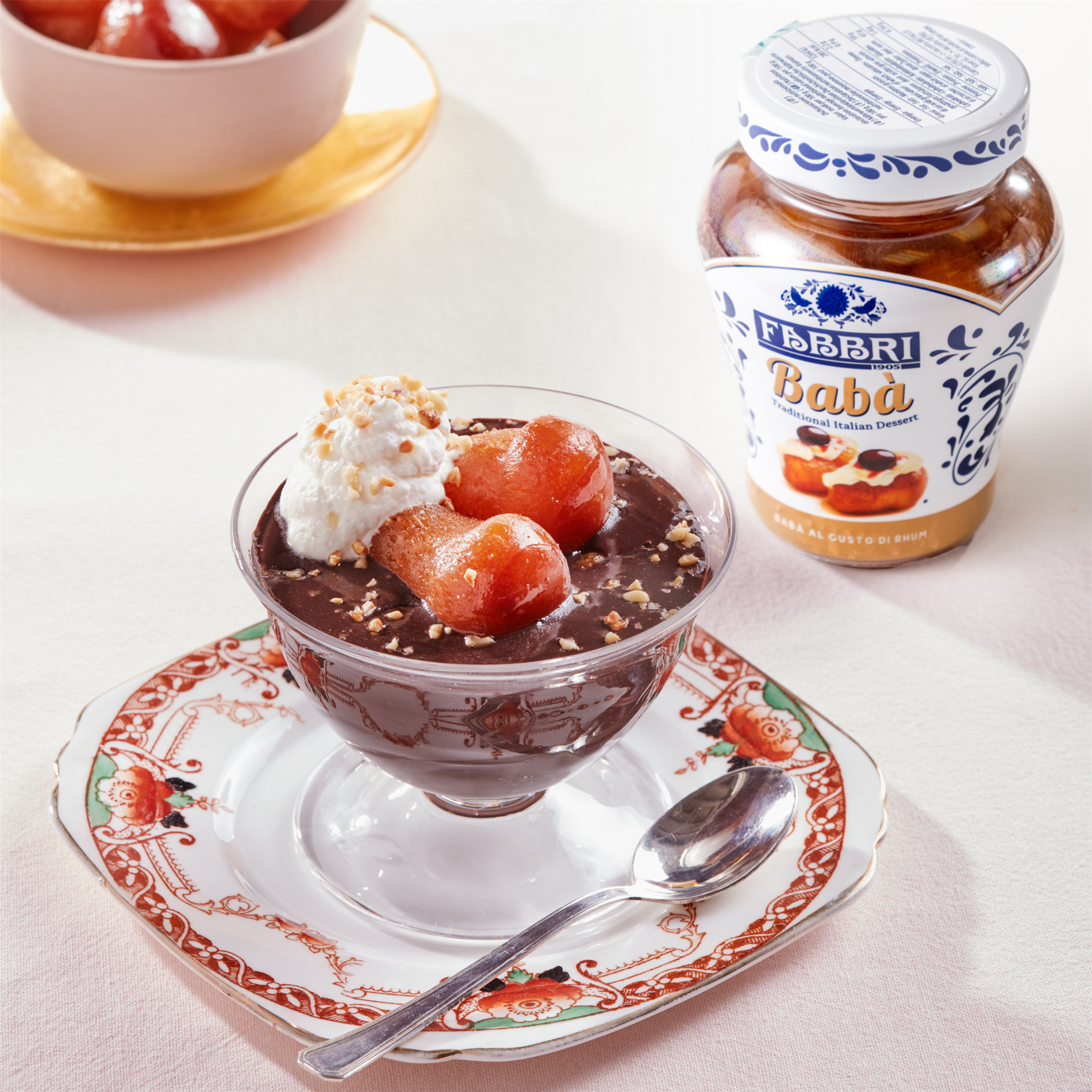 Schokoladencreme mit Babà Fabbri und Schlagsahne